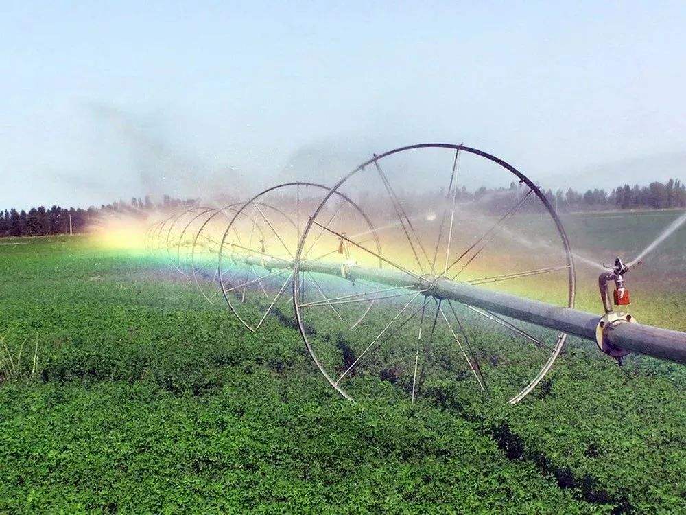 发展节水灌溉